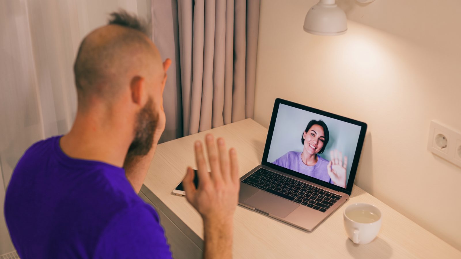 Online terapi seansında görüntülü görüşme yapan bir danışan — online terapinin etkinliği