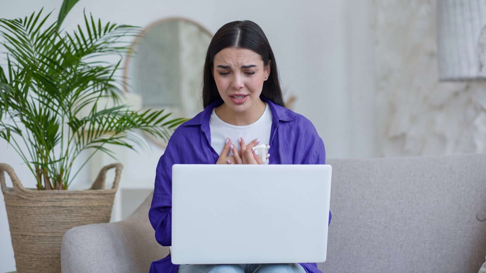Bakü’de evinden online terapi seansına katılan bir danışan — Azerbaycan’dan Türkçe online psikolog