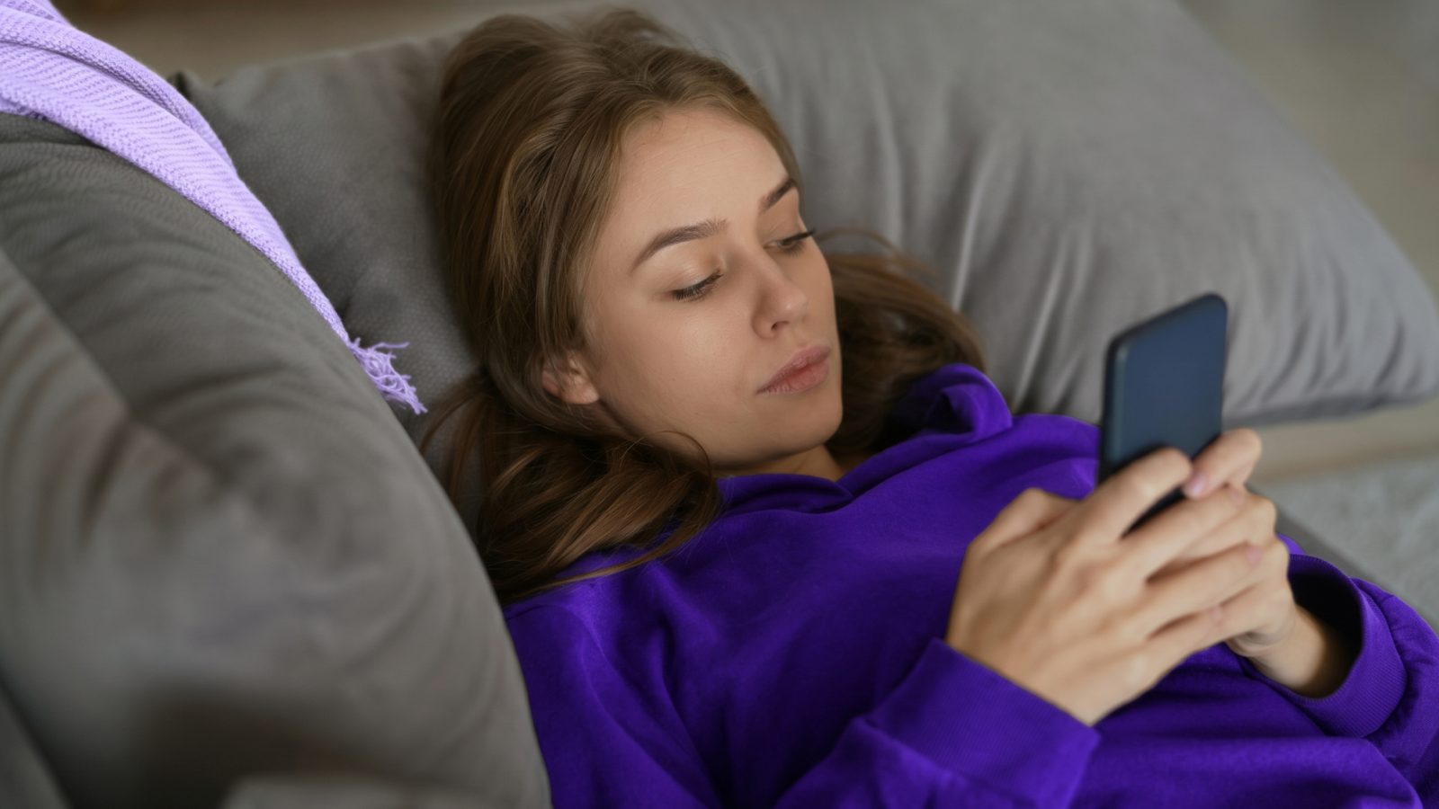 Reels ve TikTok İzlemeyi Neden Bırakamıyoruz? Kısa Videoların Psikolojimize Etkisi