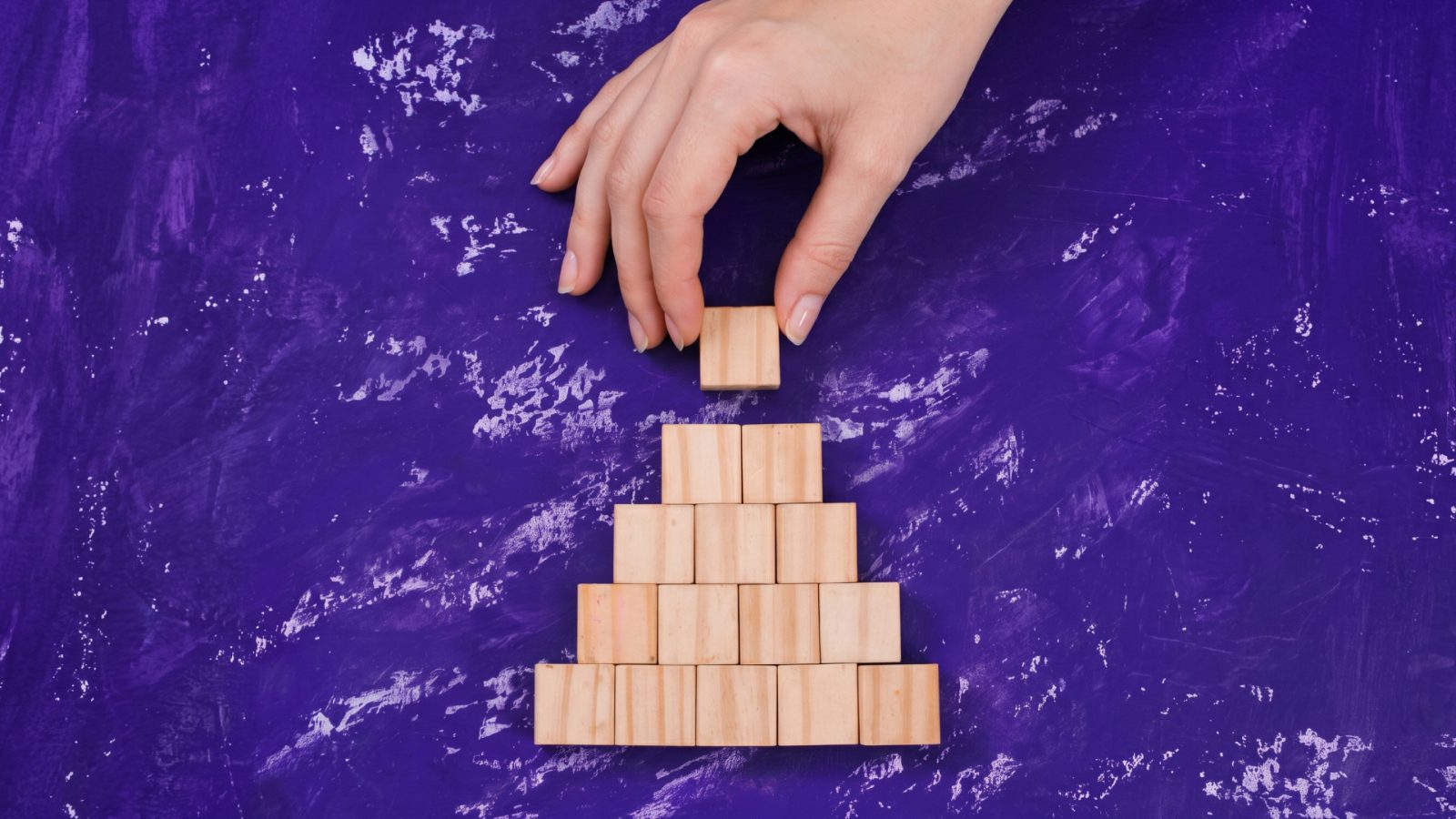 Maslow İhtiyaçlar Piramidi Nedir? İnsan Davranışlarını Nasıl Açıklar?